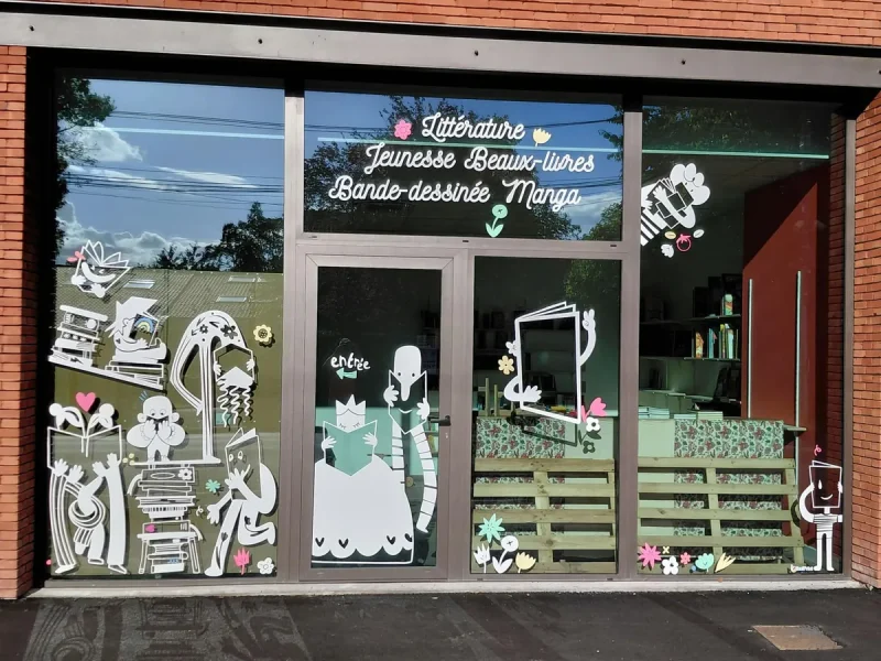 Lettrage adhésif et décor de vitrine – librairie