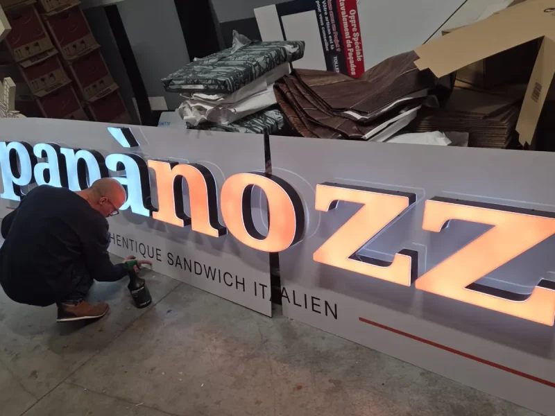Assemblage de lettres boîtier LED dans l’atelier de Hem