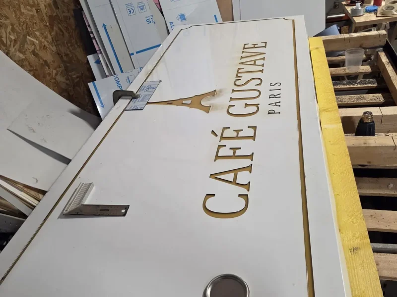 Lettres découpées sur panneau – Café Gustave